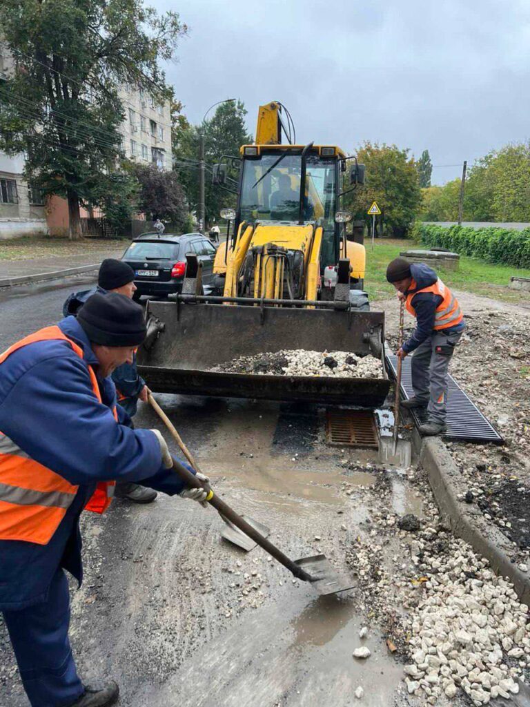 Codul galben de ploi a făcut prăpăd în Chișinău. Serviciile municipale lucrează în teritoriul