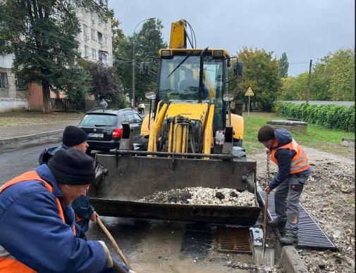 Primăria atenționează șoferii să nu blocheze traficul și să nu parcheze pe trotuar și sub copaci. Servicile municipale pregătite să intervină