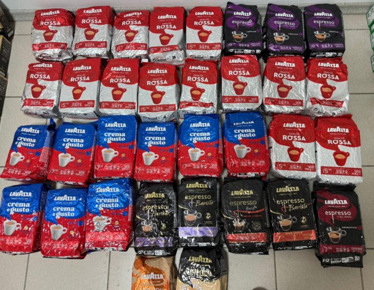 Cafea, detergenți și haine în cantități industriale depistate într-un Ford Galaxy în Cimișlia