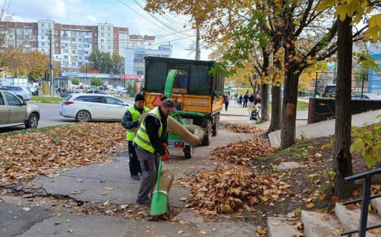 În Chișinău continuă „Curățenia generală de toamnă”. Tone de deșeuri vegetale colectate