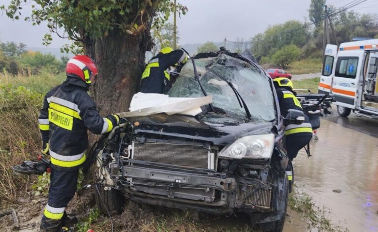 Descarcerare la Căușeni: Șoferul găsit în stare inconștientă, pasagerul cu fracturi închise ale picioarelor