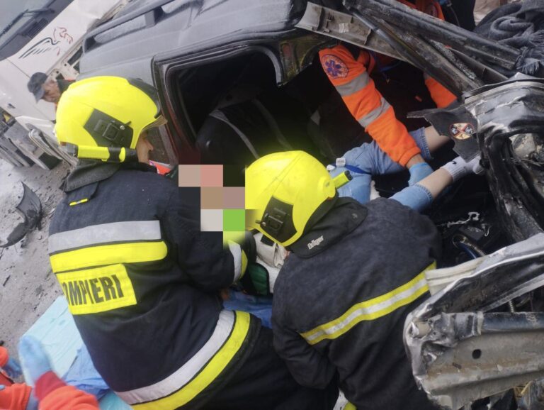 Grav accident în nordul țării. Pompierii au intervenit pentru a descarcera șoferul unui BMW ce s-a tamponat în copac