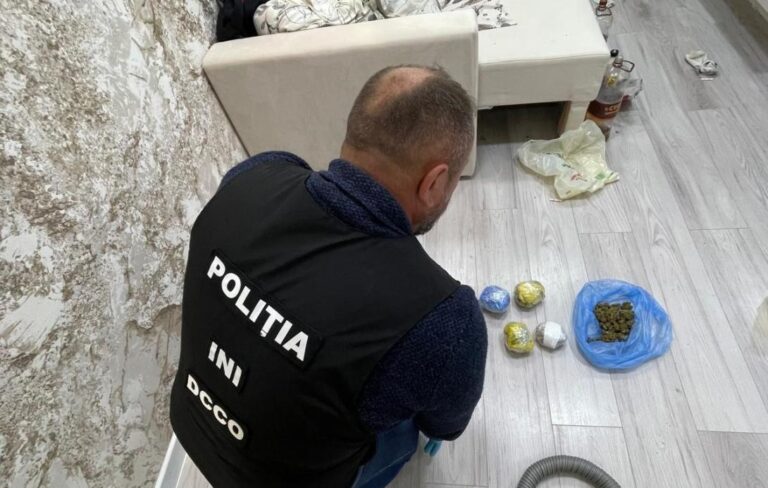 (video) A lăsat o mănușă plină cu droguri lângă gardul unui cimitir. Poliția destructurează o rețea ilegală