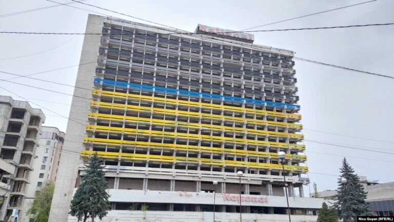 Intervenție la limită! O minoră a urcat pe Hotelul Național pentru a-și pune capăt zilelor
