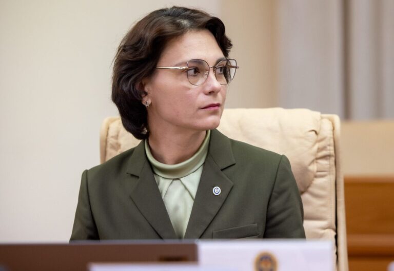 Trei apartamente, un garaj și depozit bancar, declarate de ministra de Interne