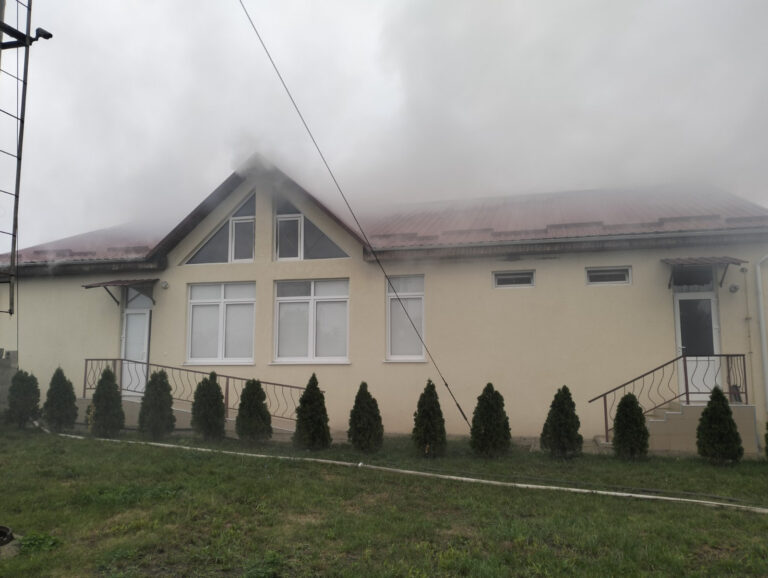 Incendiu la un azil de bătrâni din raionul Florești. Șapte echipaje de pompieri au intervenit