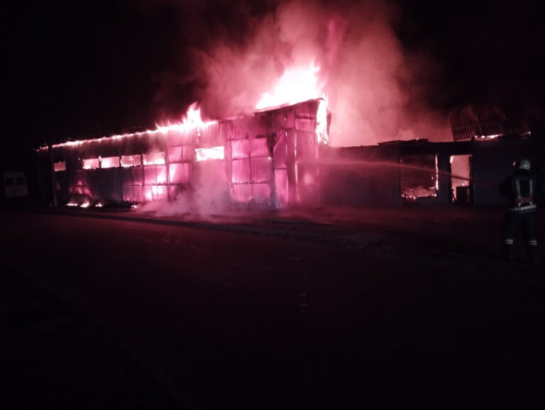 Un autoservice făcut scrum în nordul țării. Focul a distrus aproximativ 80% din suprafața autoservice-ului