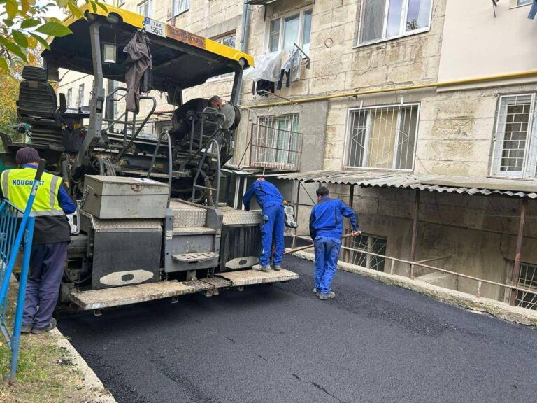 Primăria Chișinău anunță finalizarea lucrărilor de asfaltare în curtea blocului de pe str. Maria Drăgan