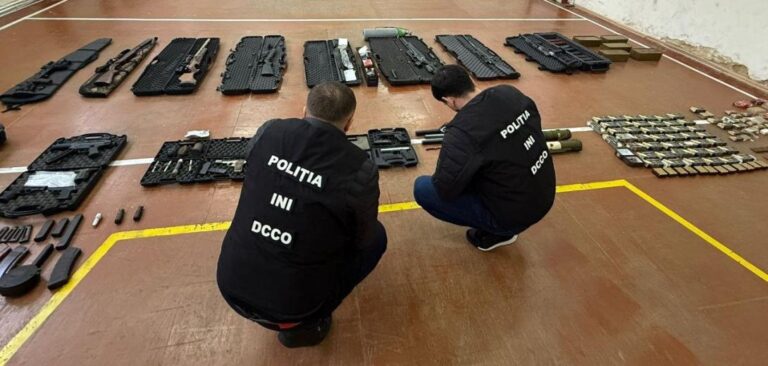 (video) Captură record de arme și muniții în Chișinău. Mitraliere și puști descoperite de ofițerii de investigație