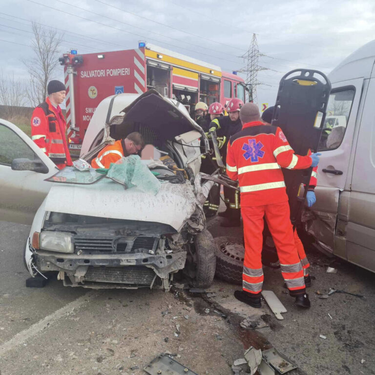 Grav accident în nordul țării. O persoană a fost descarcerată de salvatori