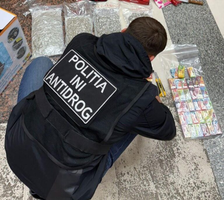 (video) Droguri de peste 2,5 mln de lei trimise din Canada și UE prin Poșta Moldovei. Patru tineri prinși în flagrant