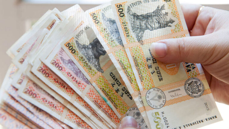 Salariul mediu prognozat pe economie crește cu 1.300 de lei în 2026