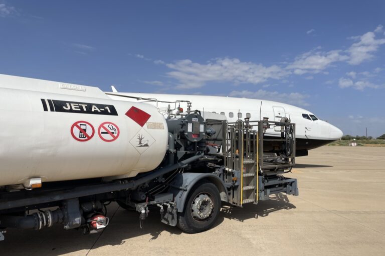 O companie activă la Aeroportul Chișinău își extinde serviciile și pregătește importul de combustibil de aviație