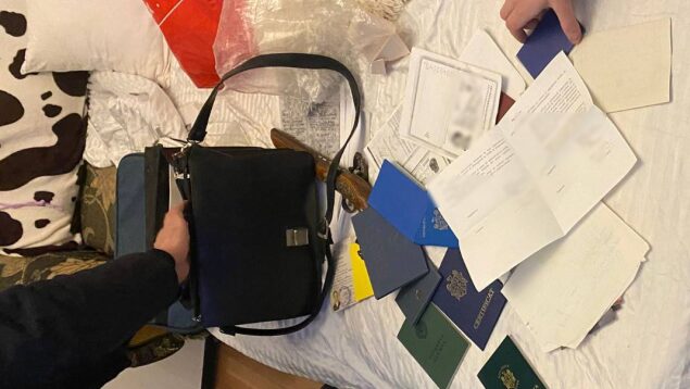 Cărți de identitate și permise de conducere românești falsificate. Procurorii au reținut două persoane din centrul țării