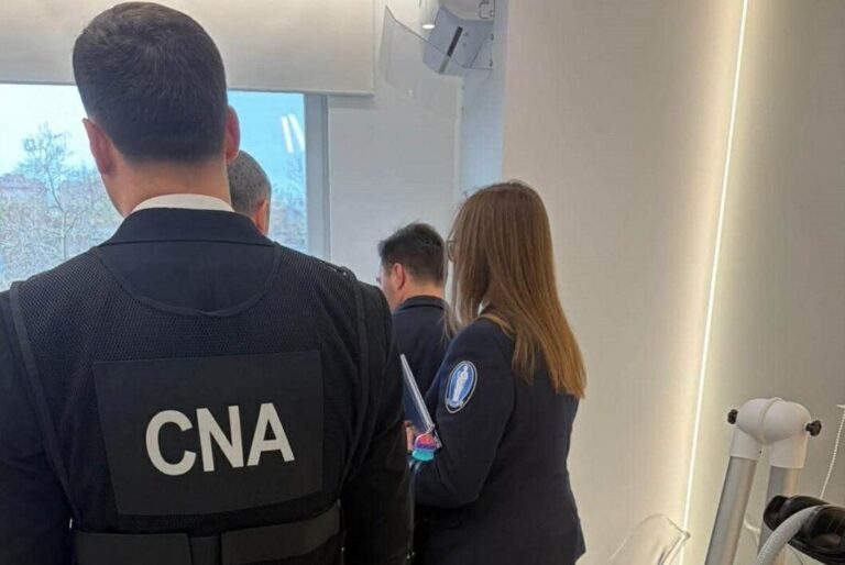 Angajata a unui salon de frumusețe din Chișinău luată pe sus de ofițerii CNA. Percheziții în dosarul cu diplome false