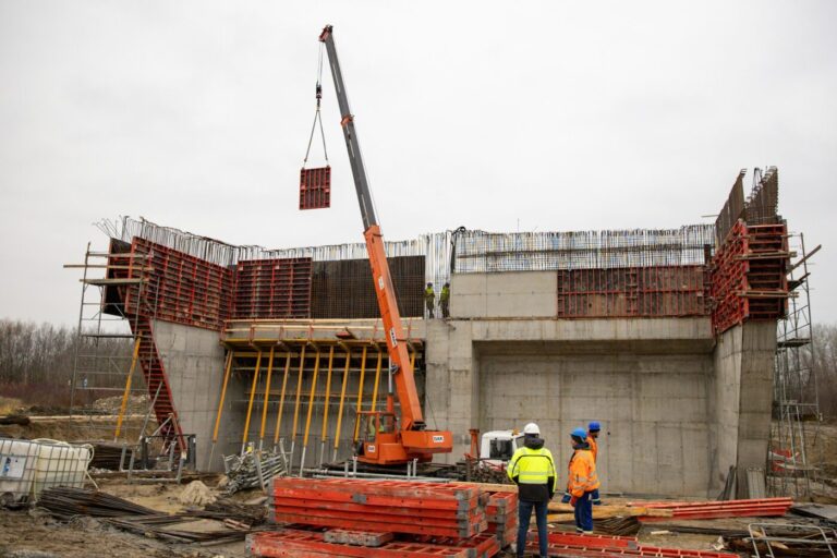 (foto) Lucrările la podul peste Prut de la Ungheni avansează: 20% pe malul stâng, 25% pe malul drept