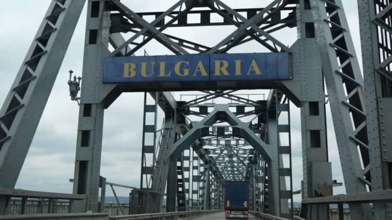 Atenție șoferi! Se suspendă circulația pe Podul Prieteniei Giurgiu–Ruse. Ambasada Moldovei în Bulgaria vine cu detalii