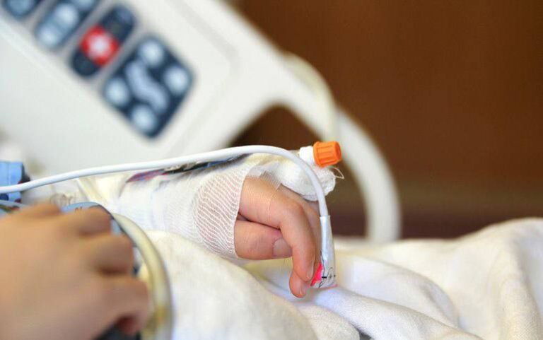 O femeie a ajuns în reanimare după ce a căzut de la balcon. Soțul a chemat ambulanța