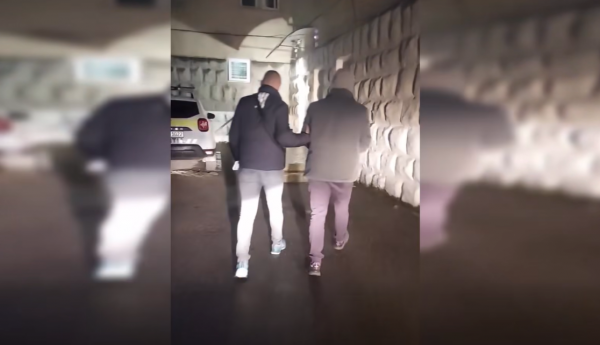 (video) Au ademenit un trecător în pădure și l-au furat de circa 20.000 de lei. Doi tineri reținuți de poliție