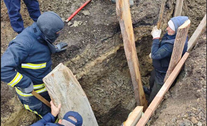 Un bărbat salvat la limită după ce s-a surpat pământul peste el
