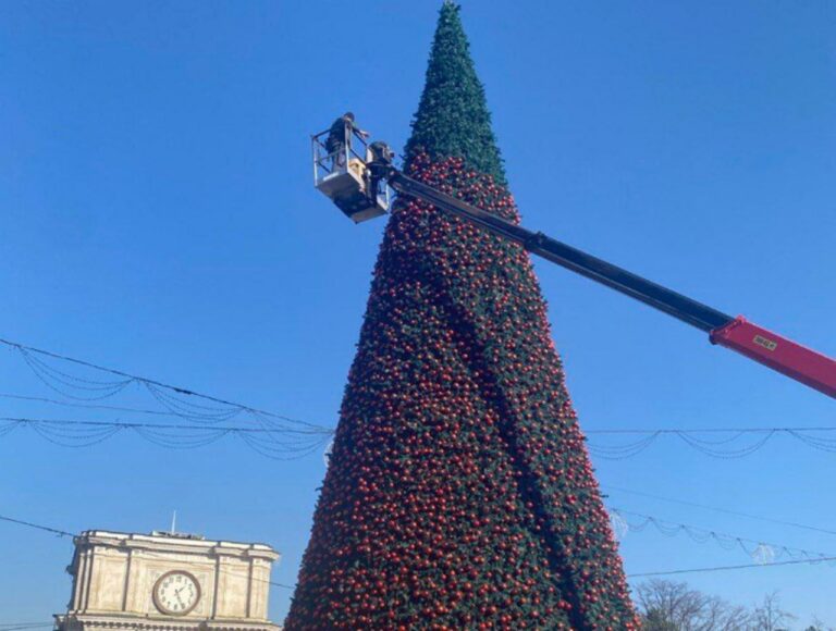 În Chișnău au început pregătirile pentru sărbătorile de iarnă. Cât va fi inaugurat, în acest an, Pomul de Crăciun