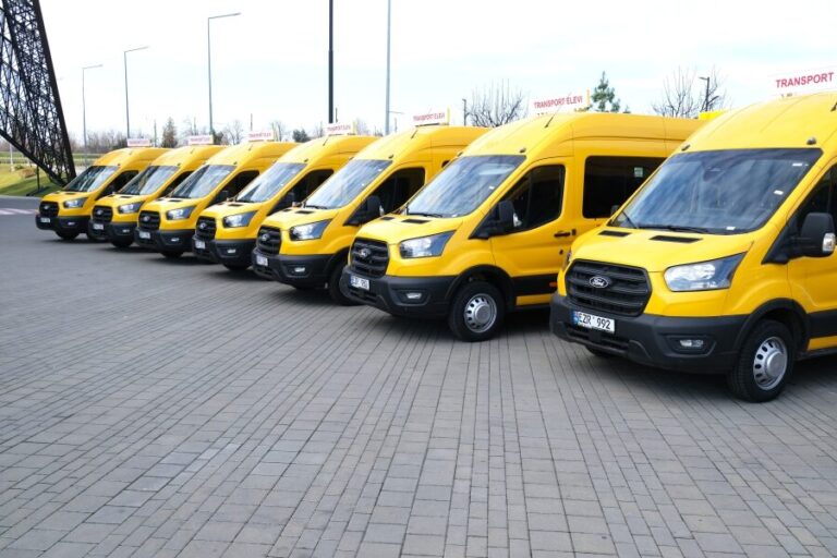 Transport nou pentru elevi: 21 de microbuze școlare distribuite în raioane