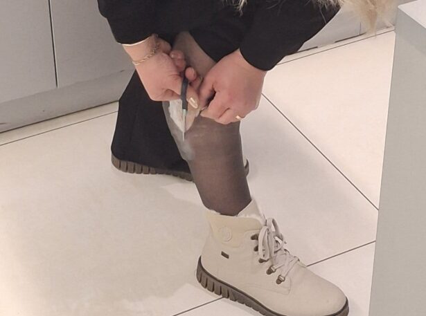 A încercat să treacă vama „cu dolarii la ciorap”, iar acum riscă confiscarea banilor și cercetare penală