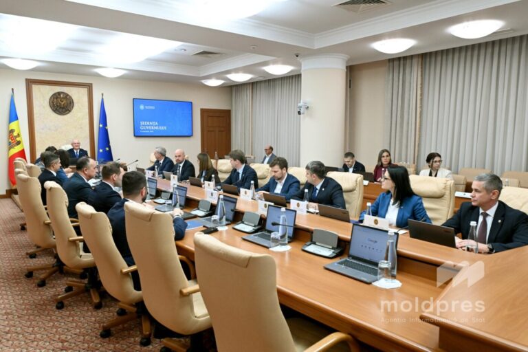 Salariul minim pe țară va crește începând din 1 ianuarie. Cuantumul aprobat de Guvern