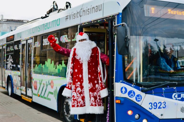 Sărbătorile prind viață în Chișinău: excursii festive cu Troleibuzul Turistic