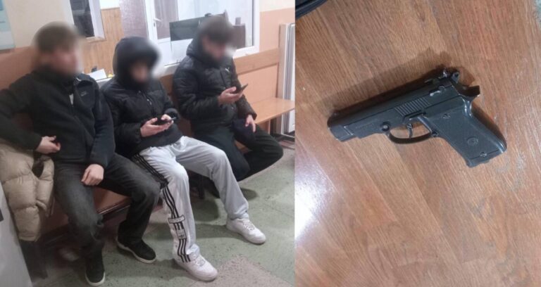 Trei minori din Căușeni prinși în timp ce împușcau dintr-un pistol, pe stadion