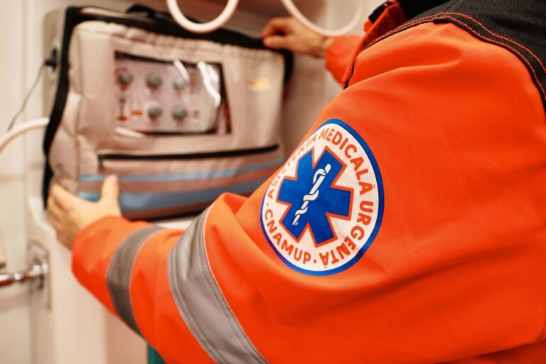 Bărbat din Bălți salvat contra cronometru după ce a căzut inconștient, în plină stradă