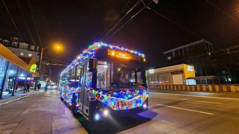 Transportul public din Chișinău intră oficial în atmosfera sărbătorilor de iarnă. Zeci de troleibuze vor circula, complet decorate