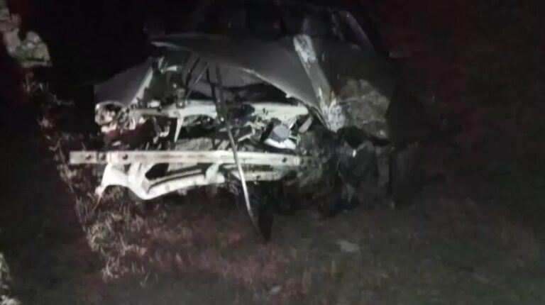 Șofer beat și fără permis a dat cu mașina într-un copac, la Ștefan Vodă. Pasagera transportată la spital