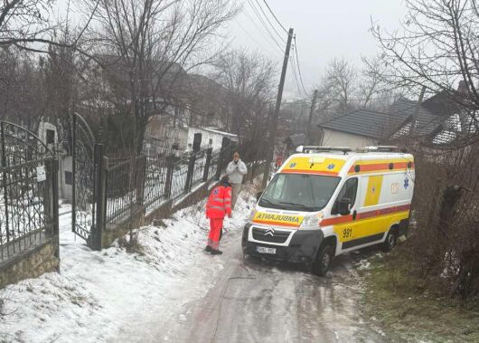 Patru ambulante blocate din cauza condițiilor meteo dificile. Salvatorii au intervenit