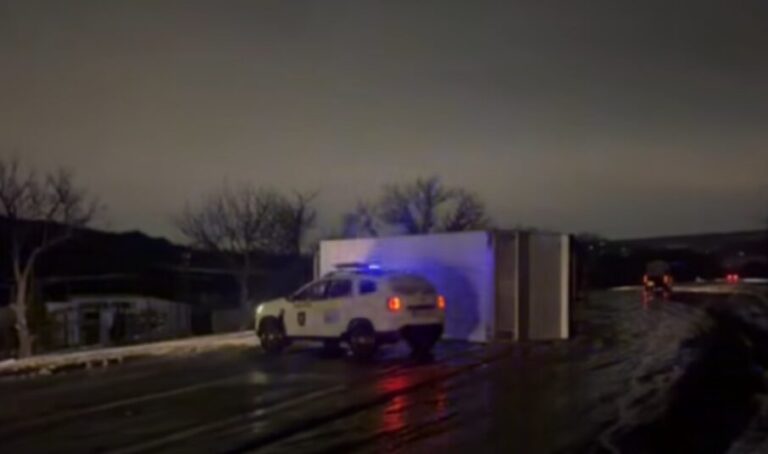(video) Un camion s-a răsturant pe șoseaua Balcani, în această dimineață. Circulația sistată
