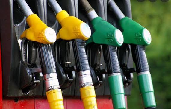 Motorina se ieftinește, benzina se scumpește. Noi prețuri la carburanți pentru următoarele 3 zile