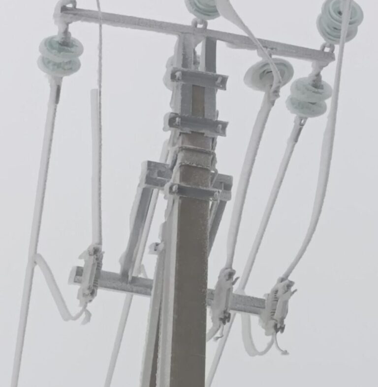 Avarii pe liniile electrice: mii de consumatori au rămas fără curent din cauza vremii nefavorabile