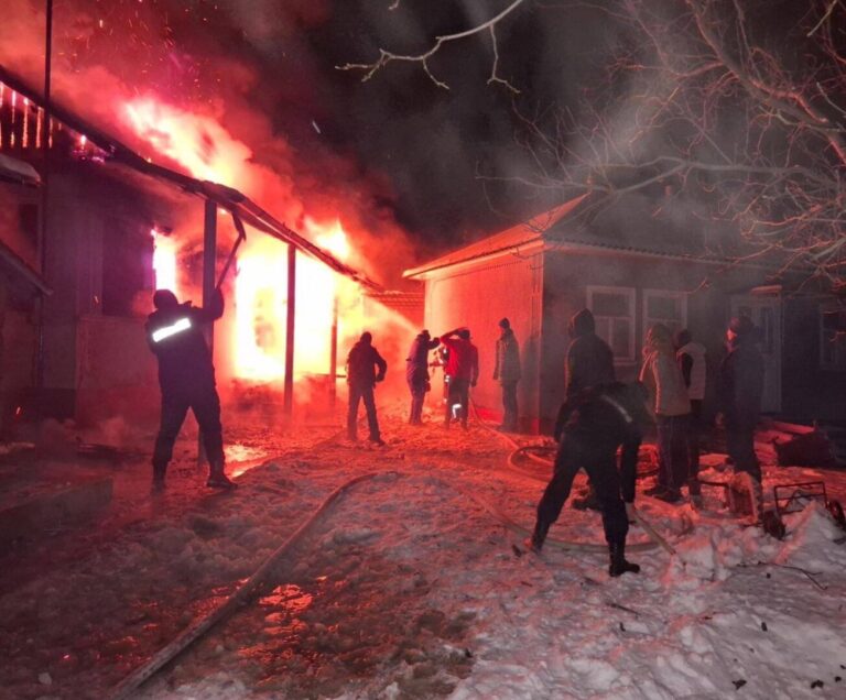 Incendiu la Edineț: Carabinierii și pompierii au intervenit contra cronometru