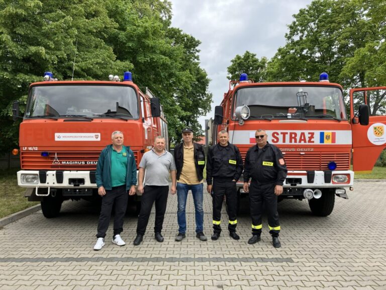 Șase localități din Moldova au primit autospeciale de pompieri donate de Polonia
