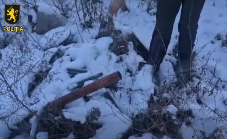 Arme și praf de pușcă descoperite în domiciliile a doi bărbați. Percheziții la Telenești