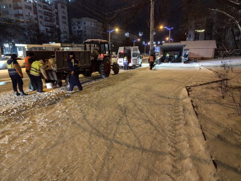 Risc sporit de alunecare pe carosabil și trotuare. Primăria avertizează populația