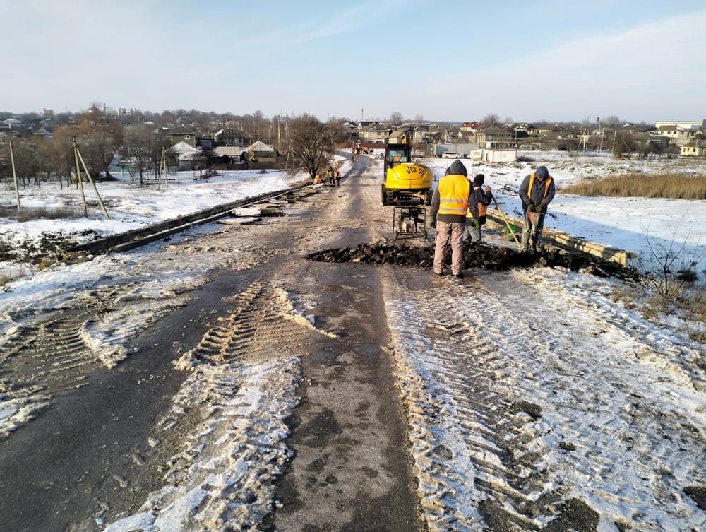 Podul peste râul Răuțel intră în reparație capitală. Lucrările de demolare, demarate