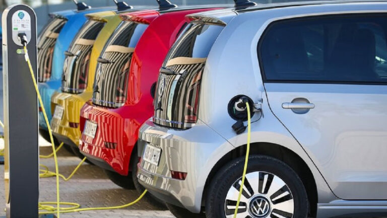 Taxa de drum aplicată și pentru mașinile electrice, din 2026. Cât vor plăti șoferii din R. Moldova
