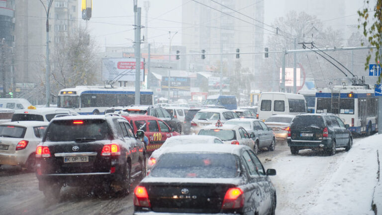 Traficul rutier se desfăşoară în condiţii de iarnă. Exdrupo pe drumuri de la 2 noaptea
