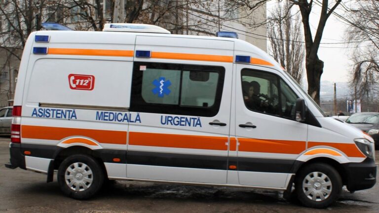 Alertă într-o școală din Ungheni: adolescent transportat la spital după ce i s-a făcut rău la ore