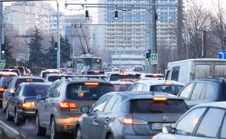 Gata cu ambuteiajele: Începe construcția primelor parcări de captură, o soluție pentru fluidizarea traficul sufocant din Chișinău