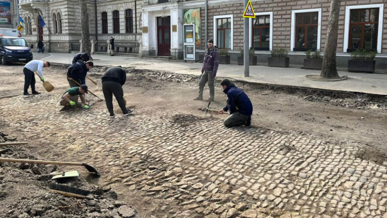 Viceprimarul Capitalei anunță când vot fi finalizate lucrările de restaurare a caldarâmului de pe strada 31 august