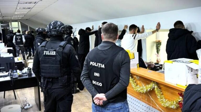 (video) Intervenție FULGER: 15 persoane dintr-un call-center reținute
