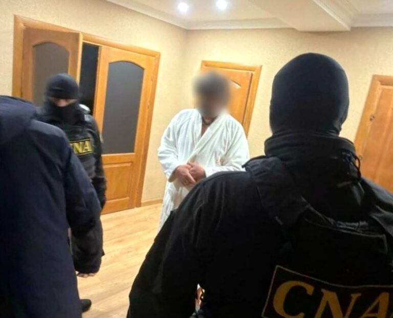 Luat pe sus în halat de baie. Un bărbat din Chișinău, reținut pentru corupere electorală