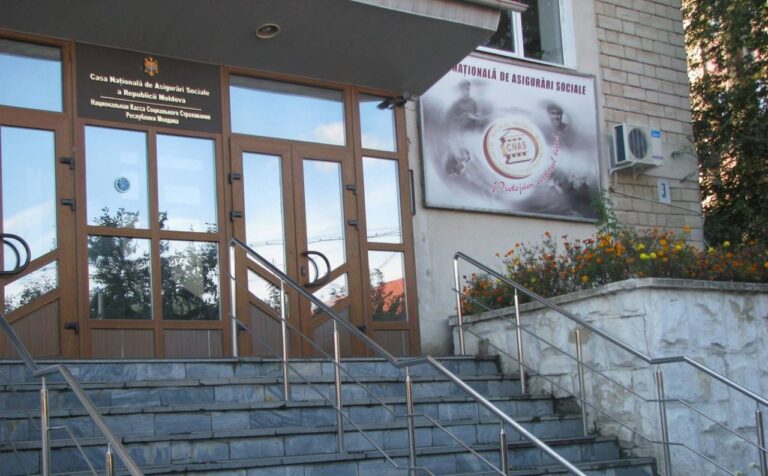 Pensiile și alocațiile sociale pot fi ridicate de pe carduri. CNAS a efectuat transferul